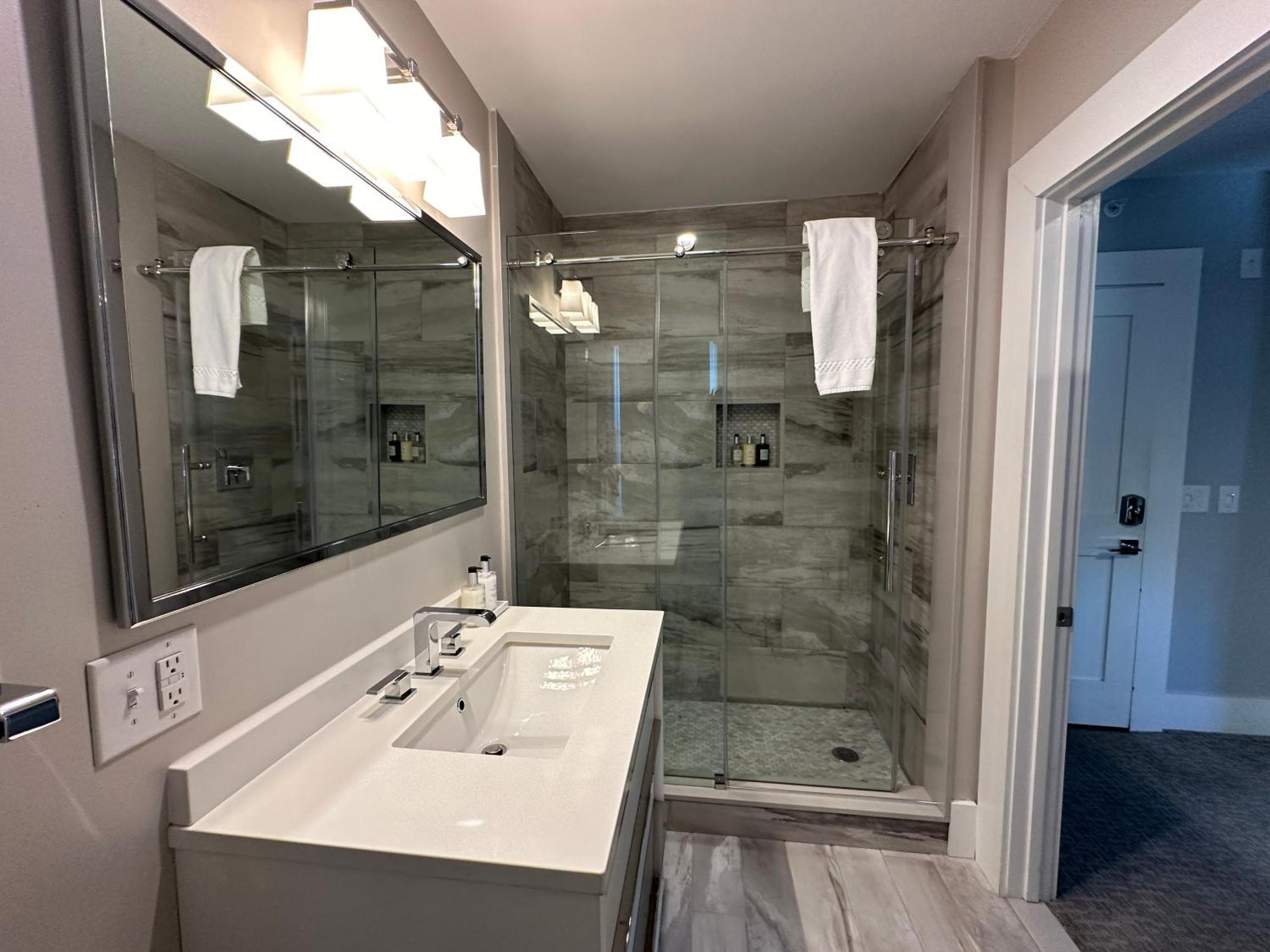 Entire Modern 7 Unit 7 Bath Boutique Inn نيوبورت المظهر الخارجي الصورة