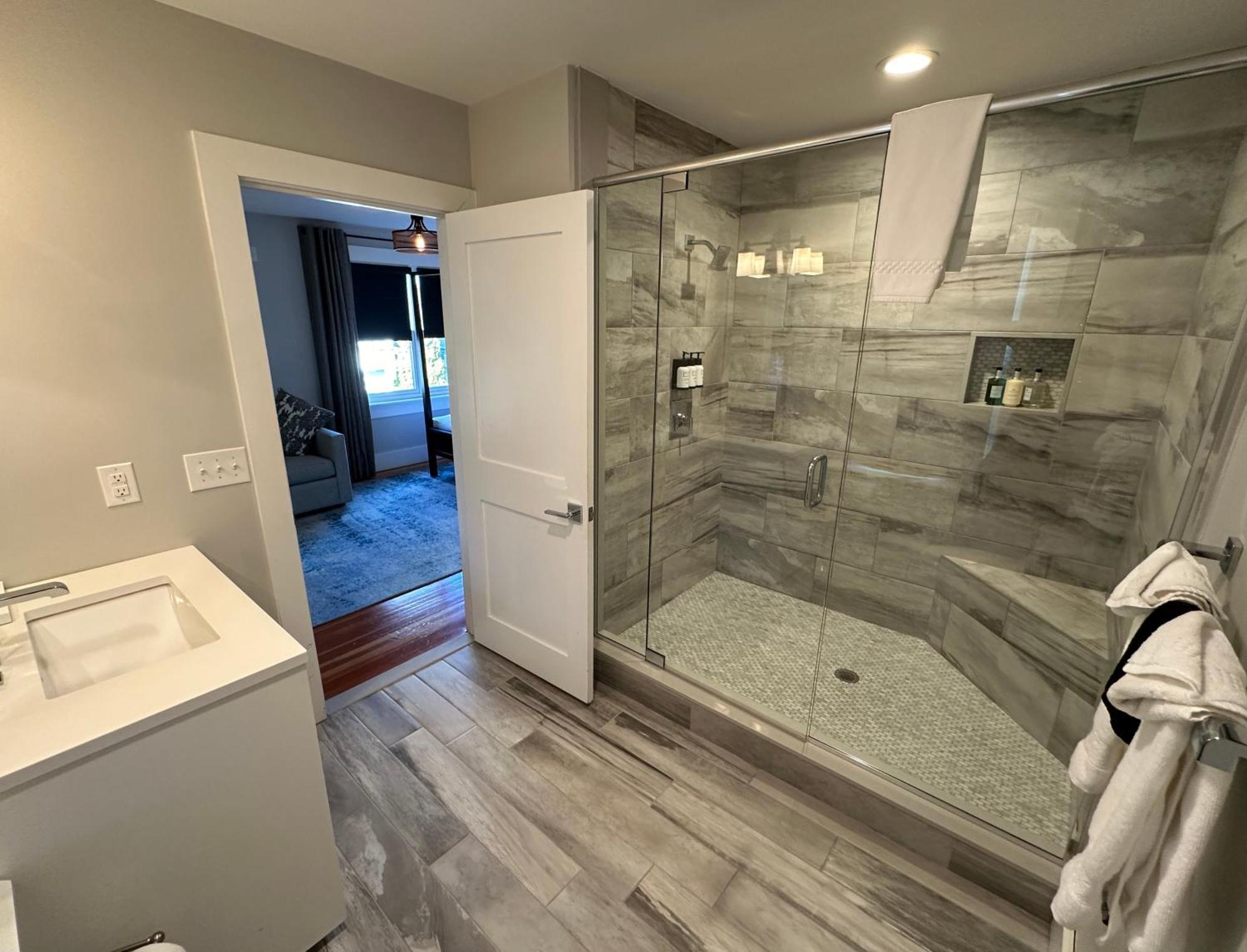 Entire Modern 7 Unit 7 Bath Boutique Inn نيوبورت المظهر الخارجي الصورة